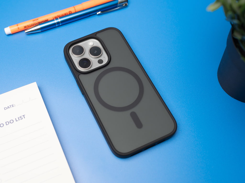 Černý kryt s MagSafe na iPhone 15 Pro 2